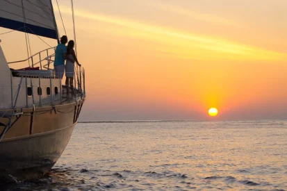 akih_yacht_sunset_main_944x510