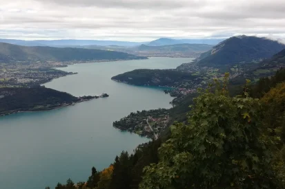 Lac_d'Annecy_from_Col_de_la_Forclaz (1)